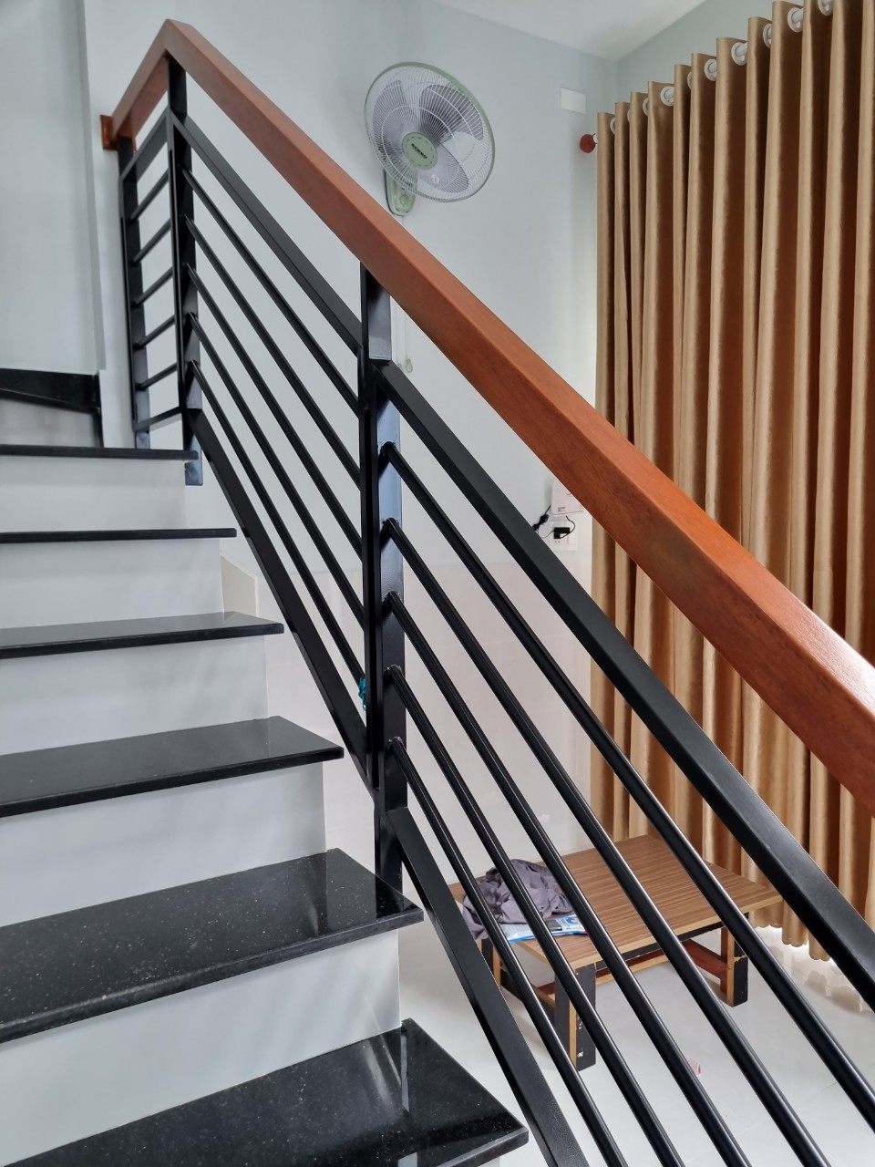giá tay vịn cầu thang, gia tay vịn cau thang, tay vịn cầu thang