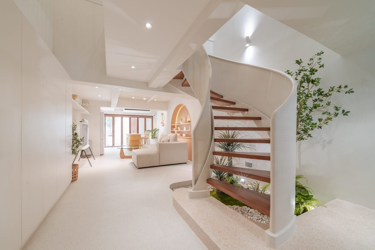 Cải tạo nhà phố với cầu thang xoắn ốc ngay lối vào để phục vụ nhu cầu kinh doanh