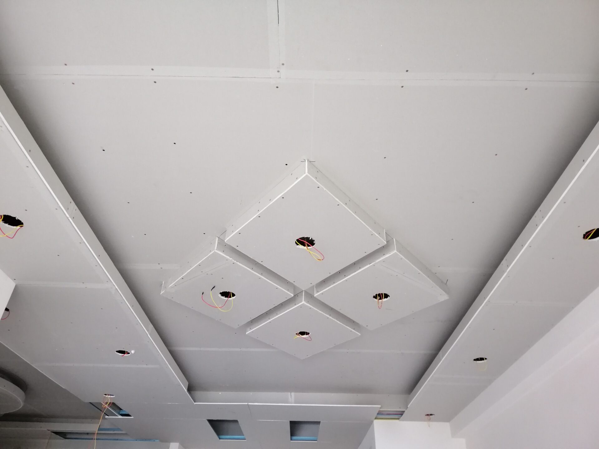 30+ Mẫu trần thạch cao giật cấp đẹp và giá thi công 2024